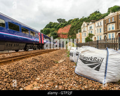 Landschaft mit malerischen erstes Great Western Riviera-Bahnstrecke in Dawlish, mit einem vorbeifahrenden Zug. Stockfoto