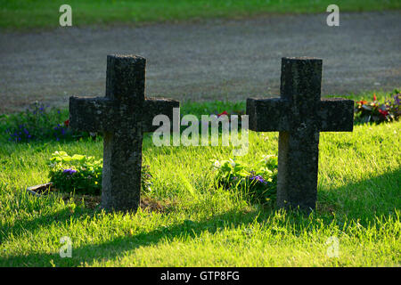 zwei steinerne Kreuze auf einem Soldatenfriedhof, Kontiolahti, Finnland Stockfoto