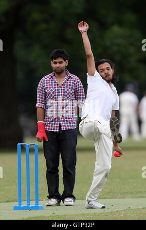 Neue jungen CC (fielding) Vs sichere Kenntnisse CC - Victoria Park Community Cricket League - 06.01.11 Stockfoto