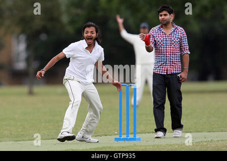 Neue jungen CC (fielding) Vs sichere Kenntnisse CC - Victoria Park Community Cricket League - 06.01.11 Stockfoto