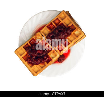 Weiche hausgemachte Waffeln auf einem Holztisch Hintergrund gegossen auf eine rote Beere Erdbeer-Gelee - einen Platz für Ihren Text oder Bild Stockfoto