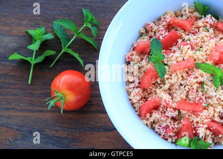 Taboulé-Salat mit frischen Tomaten Stockfoto