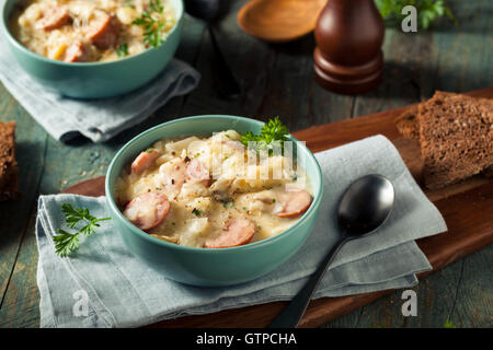 Hausgemachtes Sauerkraut und Wurst Suppe mit Kartoffeln und Petersilie Stockfoto