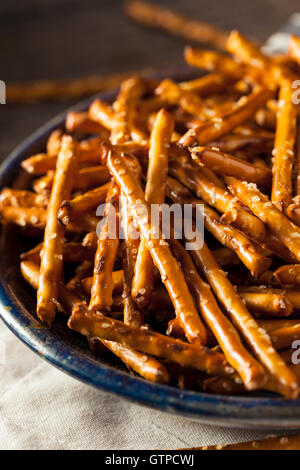 Gesunde salzige gebackene Brezel Sticks verzehrfertige Stockfoto