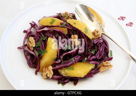 Wintersalat mit Rotkohl, Segmente von orange und Walnuss Kerne Stockfoto