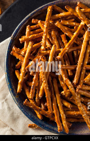 Gesunde salzige gebackene Brezel Sticks verzehrfertige Stockfoto