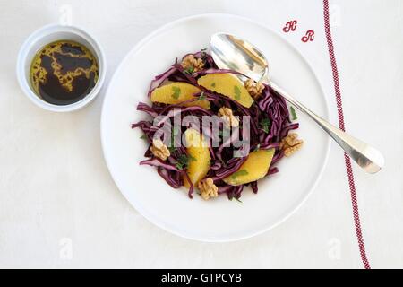 Wintersalat mit Rotkohl, Segmente von orange und Walnuss Kerne Stockfoto