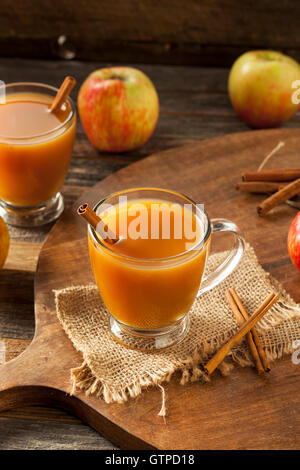 Warmen Hot Apple Cider Ready to Drink im Herbst Stockfoto