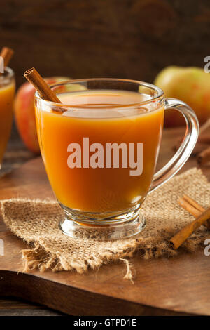 Warmen Hot Apple Cider Ready to Drink im Herbst Stockfoto