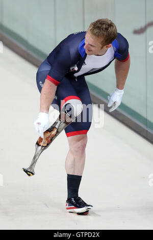 Großbritanniens Jody Cundy feiert den Gewinn der Goldmedaille bei der Herren C4-5 1000 m-Zeitfahren auf dem Rio Olympic Velodrome am zweiten Tag der Rio Paralympischen Spiele 2016 in Rio De Janeiro, Brasilien. Stockfoto