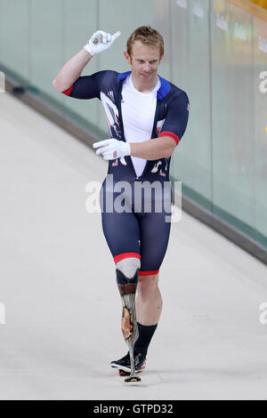 Großbritanniens Jody Cundy feiert den Gewinn der Goldmedaille bei der Herren C4-5 1000 m-Zeitfahren auf dem Rio Olympic Velodrome am zweiten Tag der Rio Paralympischen Spiele 2016 in Rio De Janeiro, Brasilien. Stockfoto