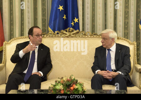 Athen, Griechenland. 09. Sep, 2016. Präsident der Hellenischen Republik Prokopis Pavlopoulos (rechts) und der französische Präsident Francois Hollande (links) während ihrer Tagung. Bildnachweis: Dimitrios Karvountzis/Pacific Press/Alamy Live-Nachrichten Stockfoto