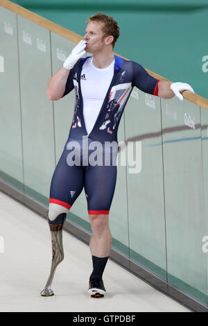 Großbritanniens Jody Cundy feiert den Gewinn der Goldmedaille bei der Herren C4-5 1000 m-Zeitfahren auf dem Rio Olympic Velodrome am zweiten Tag der Rio Paralympischen Spiele 2016 in Rio De Janeiro, Brasilien. Stockfoto