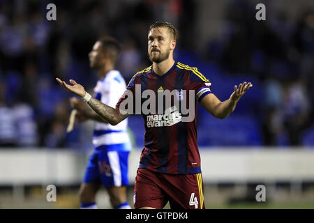 Reading Joey van Den Berg erscheint niedergeschlagen nach Lektüre des zweiten Tor von Danie Williams (nicht abgebildet) während der Himmel Bet Meisterschaftsspiel im Madejski Stadium, lesen. Stockfoto