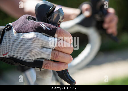 Hand eines Radfahrers auf die Bremse eines Fahrrades Stockfoto