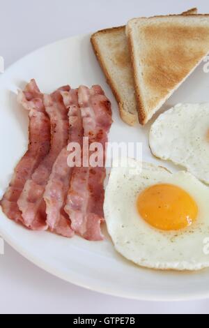 Frühstück mit Eiern, Speck und Toast Stockfoto