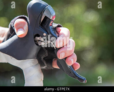 Hand eines Radfahrers auf die Bremse eines Fahrrades Stockfoto