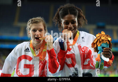 Großbritanniens Sophie Hahn Gewinner der Goldmedaille und Gewinner des Bronze Kadeena Cox (rechts) auf dem Podium feiern nach der Frauen 100m - T38 final am zweiten Tag der Rio Paralympischen Spiele 2016 in Rio De Janeiro, Brasilien. Stockfoto