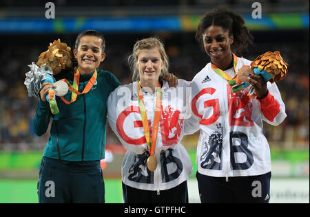 Great Britain Sophie Hahn Gewinner der Goldmedaille (Mitte) und Gewinner des Bronze Kadeena Cox (rechts) auf dem Podium feiern nach der Frauen 100m - T38 final am zweiten Tag der Rio Paralympischen Spiele 2016 in Rio De Janeiro, Brasilien. Stockfoto