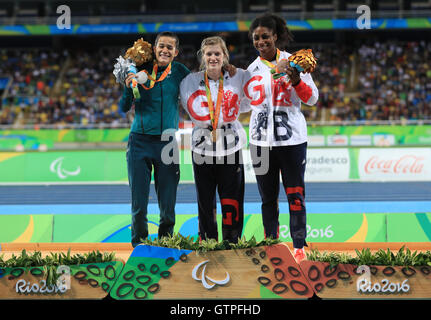 Great Britain Sophie Hahn Gewinner der Goldmedaille (Mitte) und Gewinner des Bronze Kadeena Cox (rechts) auf dem Podium feiern nach der Frauen 100m - T38 final am zweiten Tag der Rio Paralympischen Spiele 2016 in Rio De Janeiro, Brasilien. Stockfoto