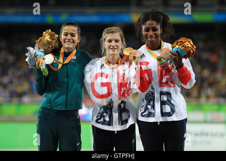 Great Britain Sophie Hahn Gewinner der Goldmedaille (Mitte) und Gewinner des Bronze Kadeena Cox (rechts) auf dem Podium feiern nach der Frauen 100m - T38 final am zweiten Tag der Rio Paralympischen Spiele 2016 in Rio De Janeiro, Brasilien. Stockfoto