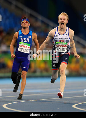 Großbritanniens Jonnie Peacock feiert Gewinn der Goldmedaille bei der Herren 100m - T44 final am zweiten Tag der Rio Paralympischen Spiele 2016 in Rio De Janeiro, Brasilien. Stockfoto