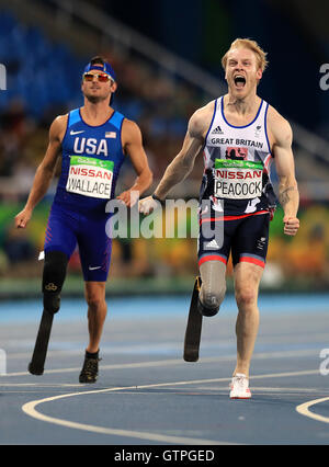 Großbritanniens Jonnie Peacock feiert Gewinn der Goldmedaille bei der Herren 100m - T44 final am zweiten Tag der Rio Paralympischen Spiele 2016 in Rio De Janeiro, Brasilien. Stockfoto