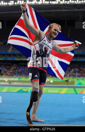 Großbritanniens Jonnie Peacock feiert Gewinn der Goldmedaille bei der Herren 100m - T44 final am zweiten Tag der Rio Paralympischen Spiele 2016 in Rio De Janeiro, Brasilien. Stockfoto