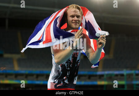 Großbritanniens Jonnie Peacock feiert Gewinn der Goldmedaille bei der Herren 100m - T44 final am zweiten Tag der Rio Paralympischen Spiele 2016 in Rio De Janeiro, Brasilien. Stockfoto