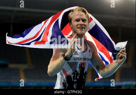 Großbritanniens Jonnie Peacock feiert Gewinn der Goldmedaille bei der Herren 100m - T44 final am zweiten Tag der Rio Paralympischen Spiele 2016 in Rio De Janeiro, Brasilien. Stockfoto