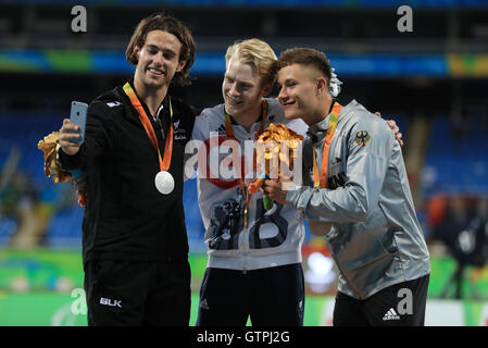 Großbritanniens Jonnie Peacock mit seine Goldmedaille gewann die Männer 100m - T44 endgültige neben Silbermedaillengewinner Liam Malone (links) und Bronze-Medaillengewinner Felix Streng (rechts) während des zweiten Tages der Rio Paralympischen Spiele 2016 in Rio De Janeiro, Brasilien. Stockfoto