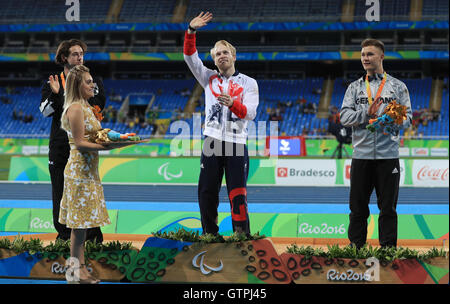 Großbritanniens Jonnie Peacock mit seine Goldmedaille gewann die Männer 100m - T44 endgültige neben Silbermedaillengewinner Liam Malone (links) und Bronze-Medaillengewinner Felix Streng (rechts) während des zweiten Tages der Rio Paralympischen Spiele 2016 in Rio De Janeiro, Brasilien. Stockfoto