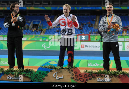 Großbritanniens Jonnie Peacock mit seine Goldmedaille gewann die Männer 100m - T44 endgültige neben Silbermedaillengewinner Liam Malone (links) und Bronze-Medaillengewinner Felix Streng (rechts) während des zweiten Tages der Rio Paralympischen Spiele 2016 in Rio De Janeiro, Brasilien. Stockfoto