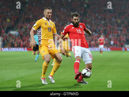 Wales' Joe Ledley (rechts) und der Republik Moldau Andrian Cascaval kämpfen um den Ball während der 2018 FIFA WM-Qualifikation, Gruppe D-Match bei Cardiff City Stadium. Stockfoto