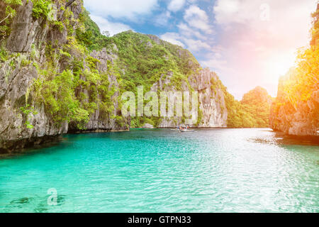 Erstaunliche kristallklare türkisfarbene Wasser in El Nido, Philippinen Stockfoto