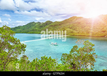 Erstaunliche kristallklare türkisfarbene Wasser in El Nido, Philippinen Stockfoto