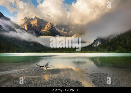 Berge-See am nebligen nebligen Morgen. Schöne Naturlandschaft. Lago di Landro Durrensee, Dolomiten, Alpen, Italien, Europa. Stockfoto