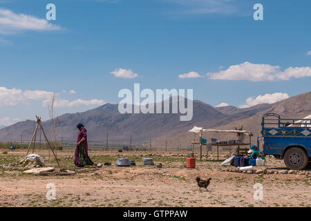 Eine nomadische Qashqai Familie lebt in einem Zelt in der Provinz Fars, Iran. Stockfoto