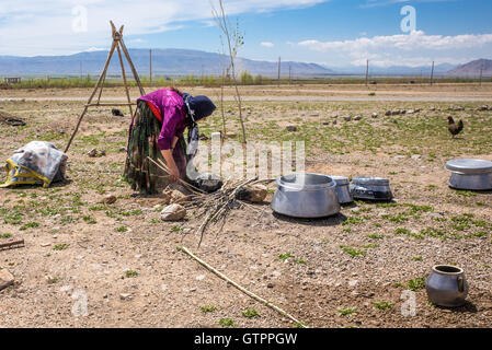 Eine nomadische Qashqai Familie lebt in einem Zelt in der Provinz Fars, Iran.  Mutter vorbereiten, draußen zu kochen. Stockfoto