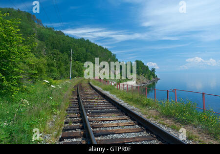 Circum-Baikal Eisenbahn auf die Küste des Baikalsees. Stockfoto