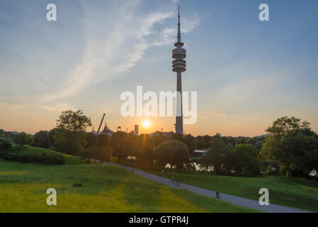 Sommer Sonnenuntergang am Münchner Olympiastadion und dem Olympiaturm im Olympiapark, München, Bayern Stockfoto