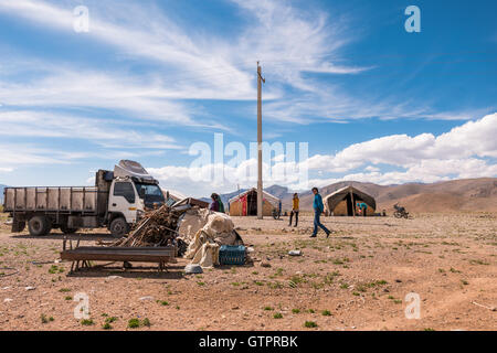 Eine nomadische Qashqai Familie lebt in einem Zelt in der Provinz Fars, Iran. Stockfoto