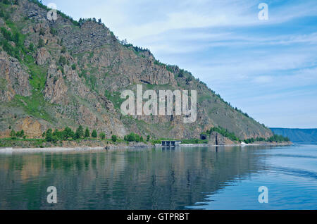 Circum-Baikal Eisenbahn auf die Küste des Baikalsees. Stockfoto