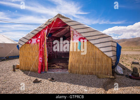 Eine nomadische Qashqai Familie lebt in einem Zelt in der Provinz Fars, Iran. Stockfoto