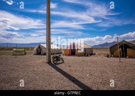 Eine nomadische Qashqai Familie lebt in einem Zelt in der Provinz Fars, Iran. Stockfoto