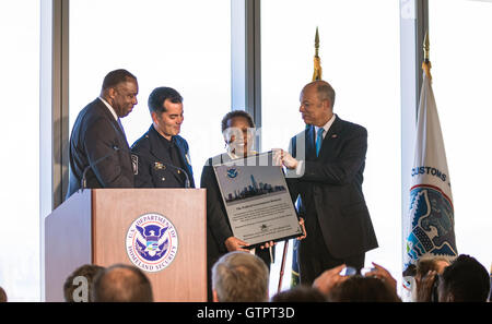 Brooklyn, USA. 09. Sep, 2016. Die Sekretärin von Homeland Security Jeh Charles Johnson veranstaltete das Gedenken an die Bundesregierung die Rückkehr in das World Trade Center im 63. Stock des Freedom Tower. Bildnachweis: Corazon Aguirre/Pacific Press/Alamy Live-Nachrichten Stockfoto