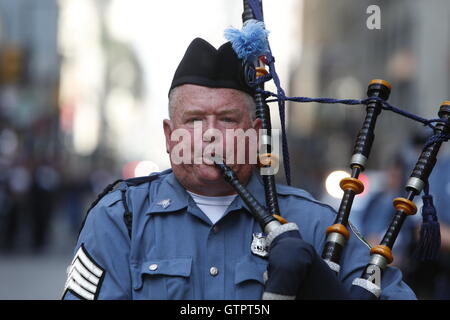 New York City, USA. 09. Sep, 2016. Smaragd Gesellschaft Dudelsackspieler. Department of Homeland Security Secretary Jeh Charles Johnson trat NYC Bürgermeister Bill de Blasio & NYPD Kommissar William Bratton für eine Zeremonie im 63. Stock des World Trade Center in offizielle Anerkennung der Bundesregierung wieder in das World Trade Center. Bildnachweis: Andy Katz/Pacific Press/Alamy Live-Nachrichten Stockfoto