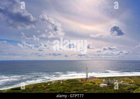 Südafrika-Landschaft, Leuchtturm auf dem Kap der guten Hoffnung, berühmter touristischer Ort, schöne Panorama des Atlantischen Ozeans Stockfoto