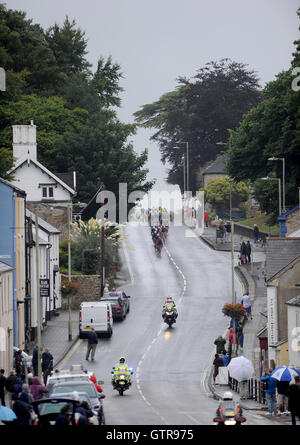 Honiton, Devon, UK, 9. September 2016. Die Tour of Britain, 6. Etappe Sidmouth, Haytor. Das Hauptfeld Köpfe unten einen nassen und windigen Honiton High Street. Bildnachweis: David Partridge / Alamy Live News Stockfoto