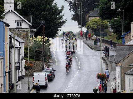 Honiton, Devon, UK, 9. September 2016. Die Tour of Britain, 6. Etappe Sidmouth, Haytor. Das Hauptfeld Köpfe unten einen nassen und windigen Honiton High Street. Bildnachweis: David Partridge / Alamy Live News Stockfoto